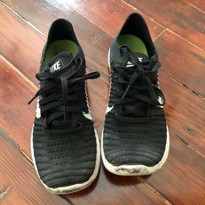 Black nike tennis shoes